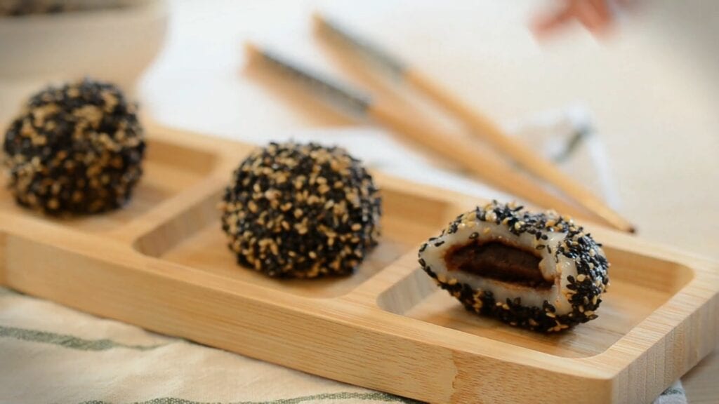 Mochis rellenos de anko y recubiertos de sésamo